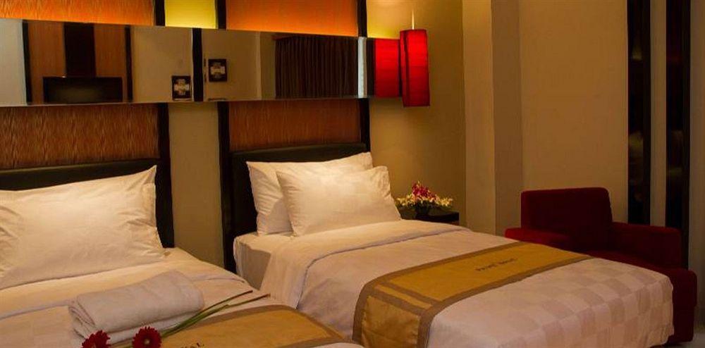 Prime Royal Hotel Surabaya Exterior foto