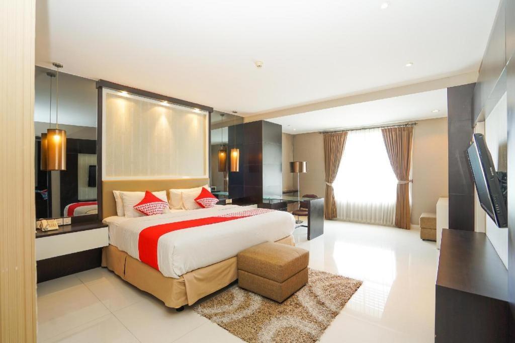 Prime Royal Hotel Surabaya Exterior foto