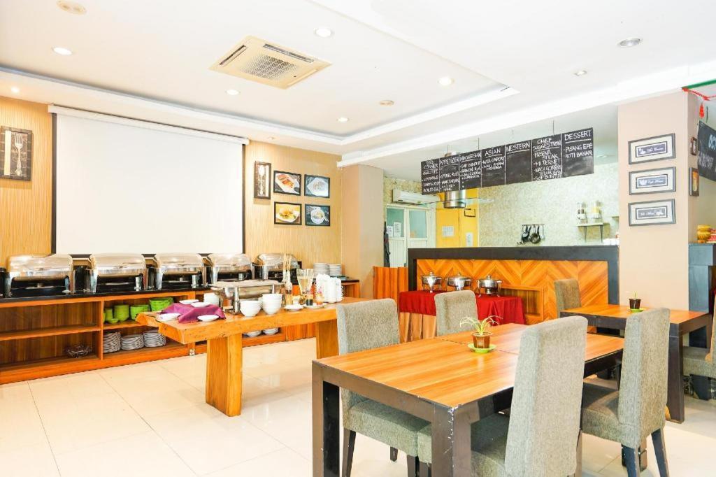 Prime Royal Hotel Surabaya Exterior foto